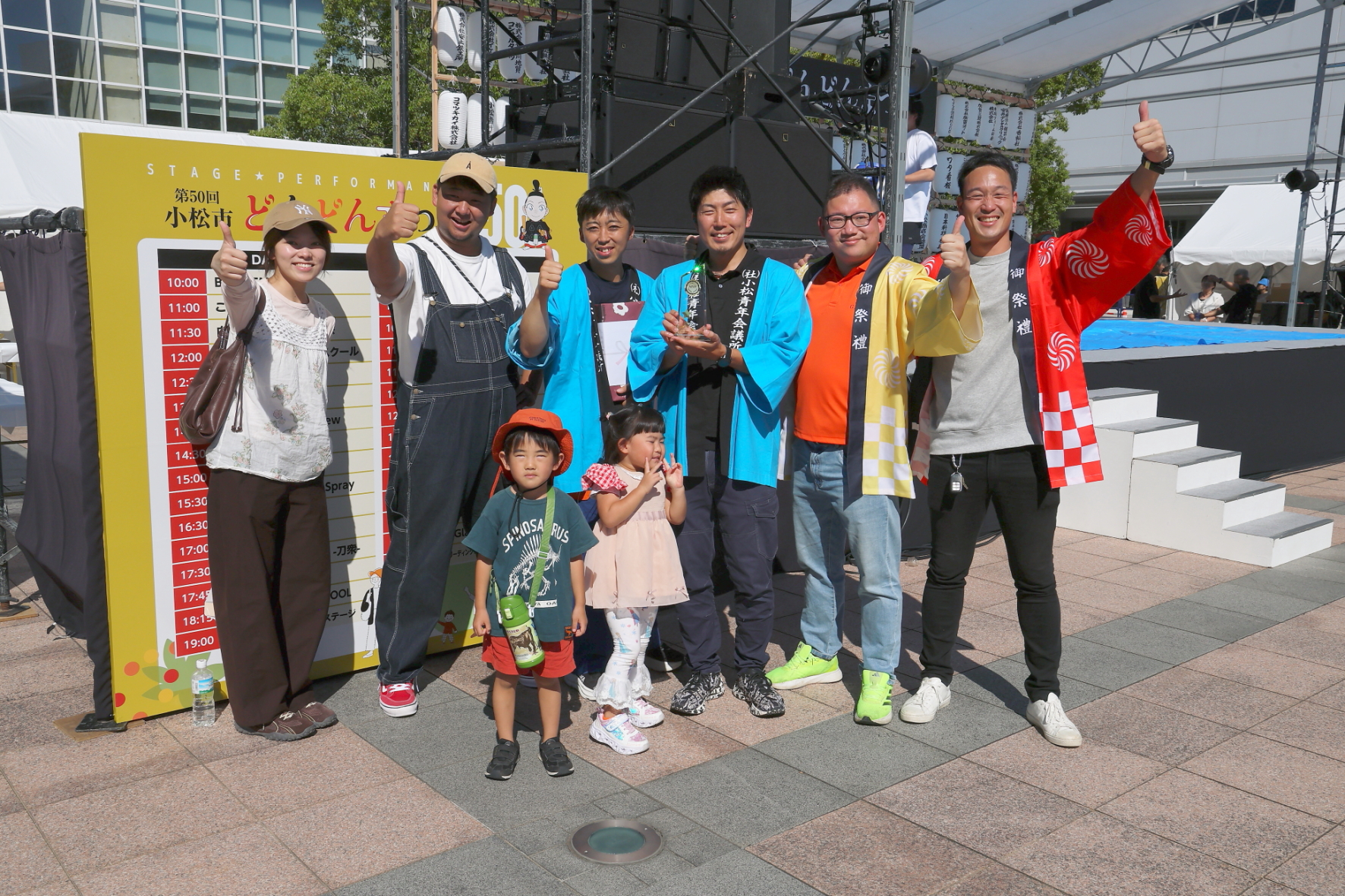 わんこうどん大会の記念写真。右は第2位の任田・福岡ペア、中央は第1位の池上・五座ペア、左は第3位の北野・森下ペア。